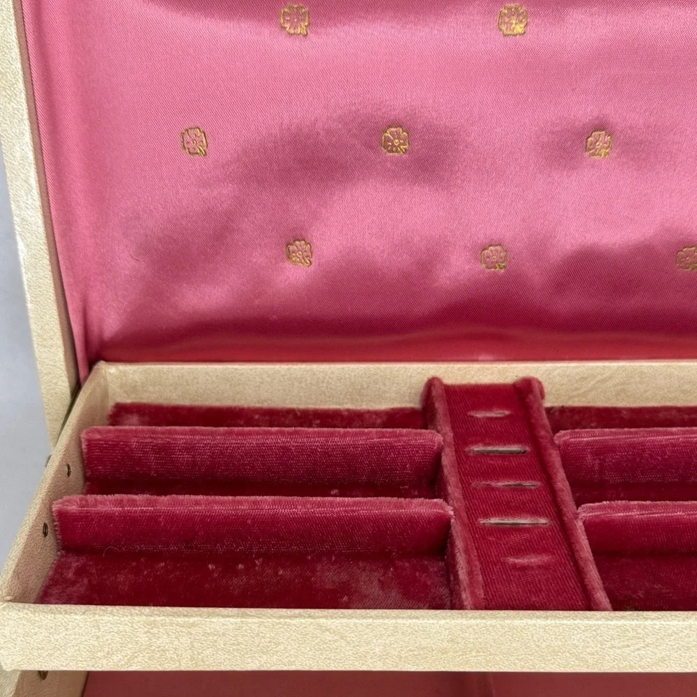 Vintage 1970's Cream and Gold Leaf Pattern Faux Leather Jewelry Box no key